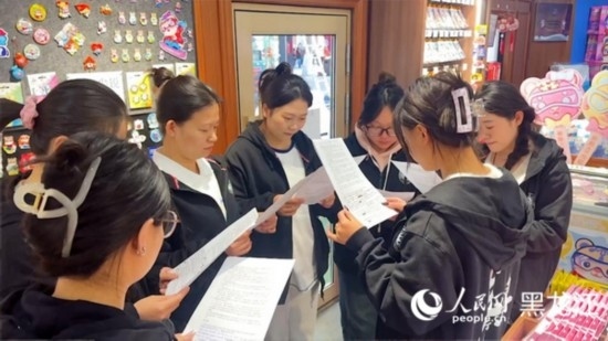 工會(huì)組織企業(yè)職工開展技能培訓(xùn)活動(dòng)。人民網(wǎng)記者 張哲鑫攝