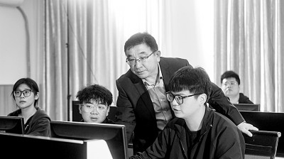 于濤教授對(duì)團(tuán)隊(duì)成員進(jìn)行技術(shù)指導(dǎo)。資料圖片