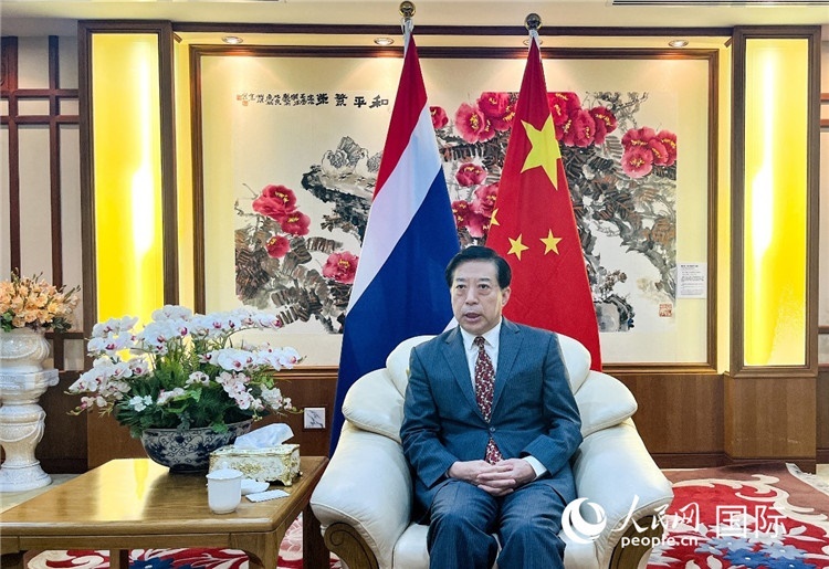 2024年12月10日，中國駐泰國大使韓志強(qiáng)在泰國曼谷接受中國—東盟中心（ACC）組織的“多彩東盟：2024年中國媒體東盟行”媒體團(tuán)采訪。人民網(wǎng)記者 羨江楠攝