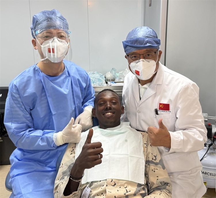 援吉醫(yī)療隊(duì)口腔科王瑋主任與“和平方舟”號醫(yī)院船醫(yī)務(wù)人員共同為一名當(dāng)?shù)匮浪柩谆颊咴\療。中國（山西）第23批援吉布提醫(yī)療隊(duì)供圖