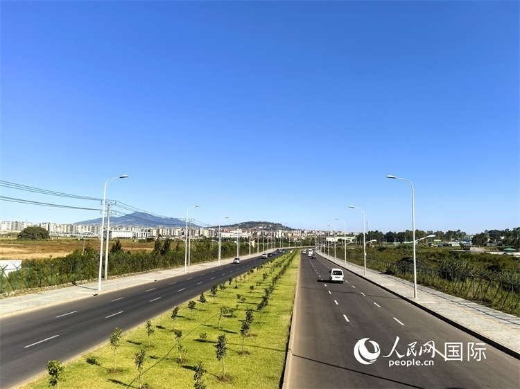新近完工的埃塞俄比亞卡里提環(huán)線—布爾布拉—克林圖公路遠(yuǎn)景。張洪衛(wèi)攝