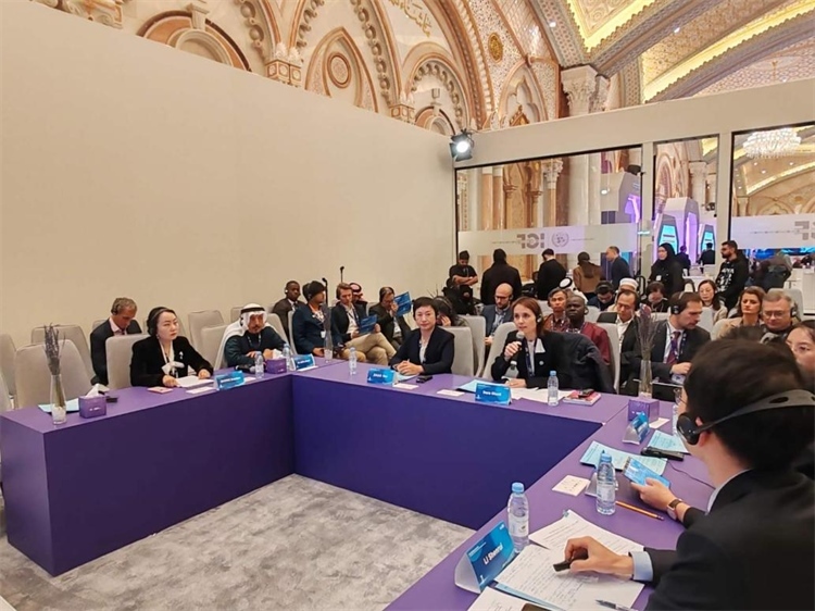 圖為與會代表圍繞主題進行發(fā)言討論。中國傳媒大學供圖。