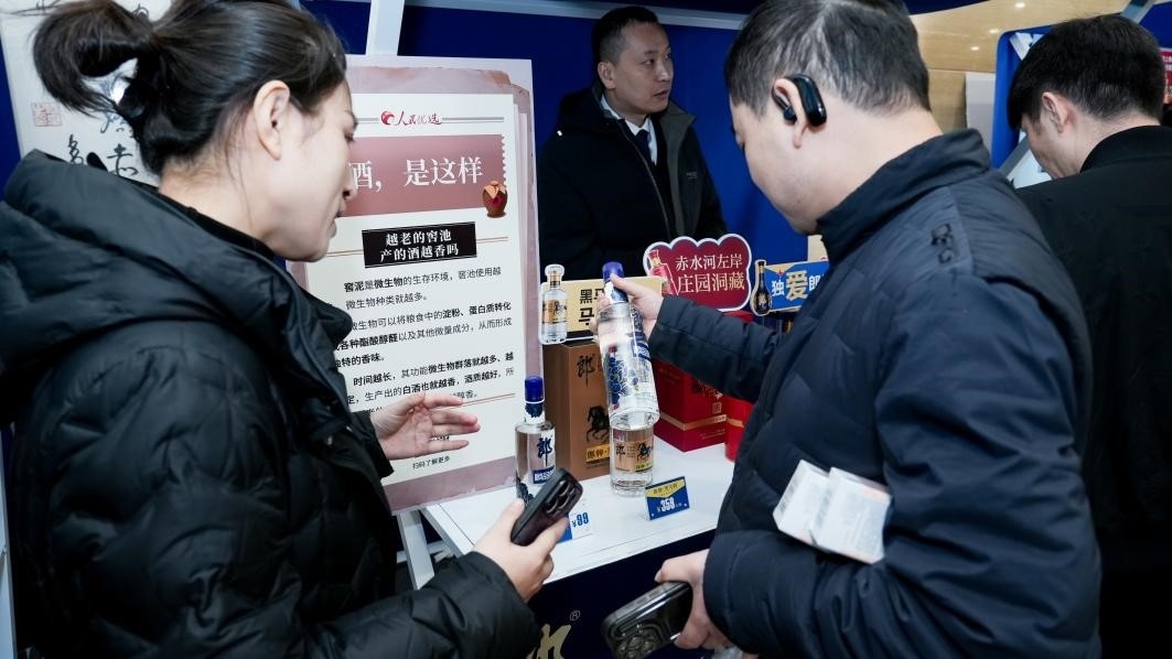 白酒展位負責(zé)人在為嘉賓介紹。張新攝