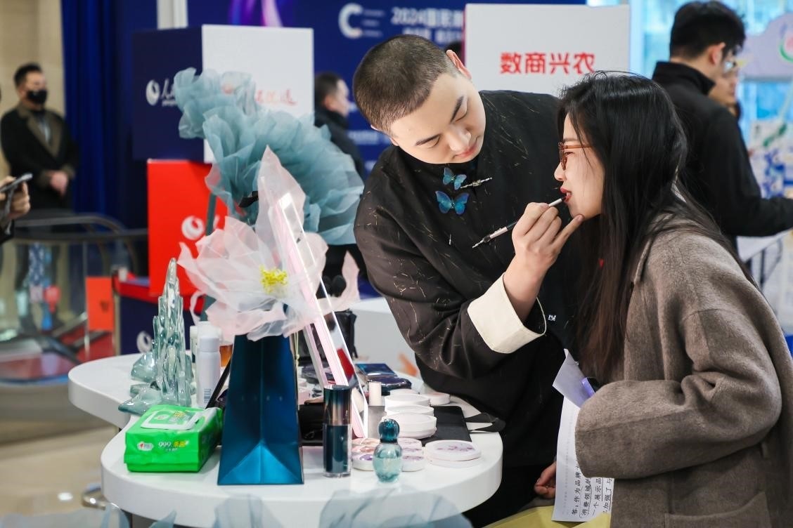 美妝展位化妝師為嘉賓一對一化妝。林文松攝