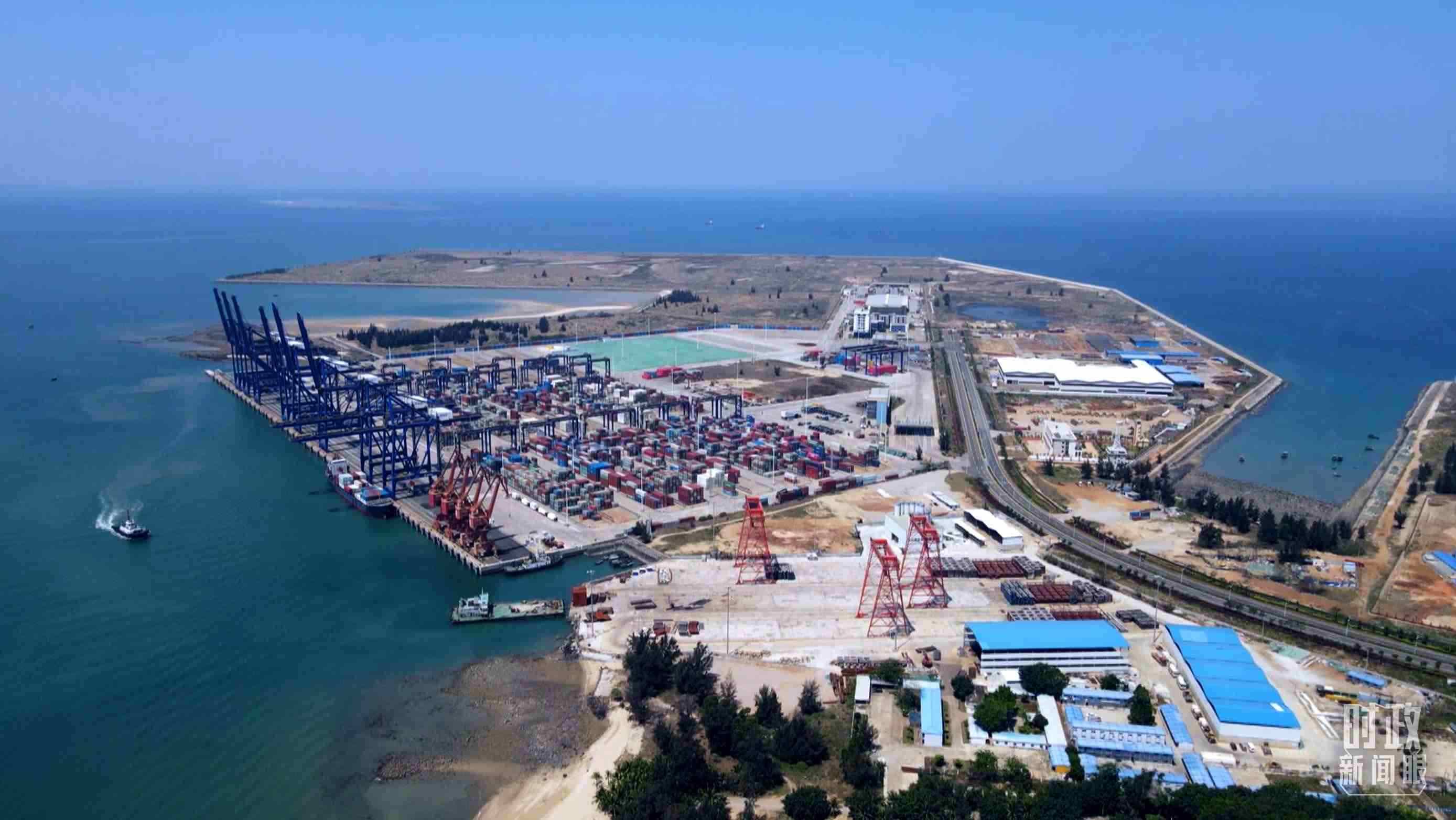 俯瞰海南洋浦港口。（總臺(tái)記者葉飛拍攝）