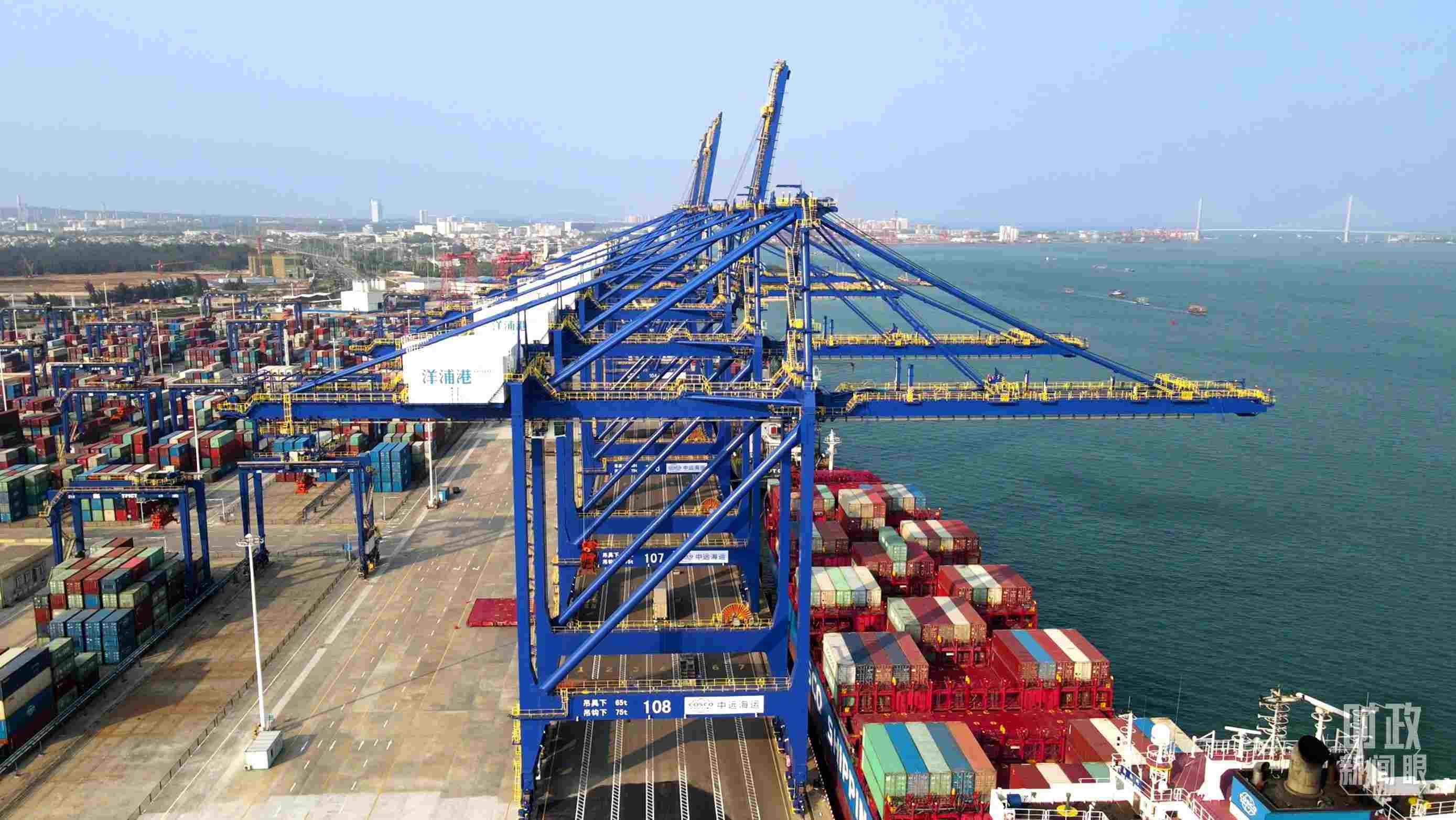 海南洋浦國際集裝箱碼頭小鏟灘港區(qū)。（總臺(tái)央視記者彭漢明拍攝）