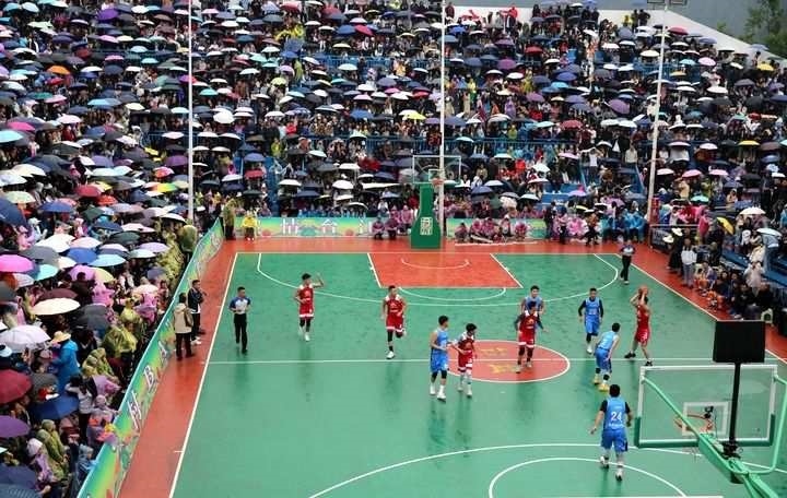 2024年5月1日，人們?cè)谫F州省黔東南苗族侗族自治州臺(tái)江縣臺(tái)盤鄉(xiāng)臺(tái)盤村觀看“村BA”球王爭(zhēng)霸賽。 新華社發(fā)（余天英 攝）