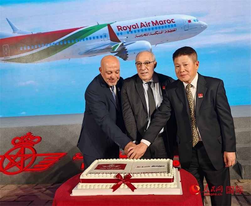 中摩雙方嘉賓共同切蛋糕，慶祝兩國直飛復(fù)航。人民網(wǎng)記者 李琰攝