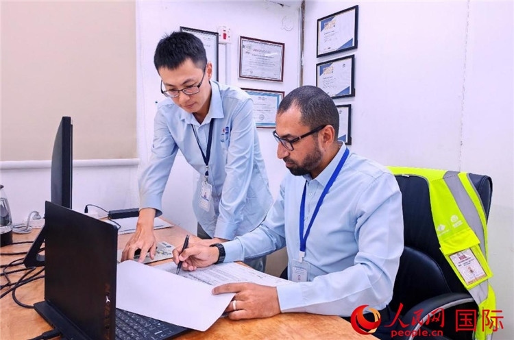 中外員工共同跟進(jìn)項(xiàng)目進(jìn)展。人民網(wǎng)記者 管克江攝