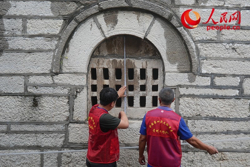 9月14日，山東青州，文物普查隊(duì)員正在實(shí)地調(diào)查。人民網(wǎng)記者 韋衍行攝