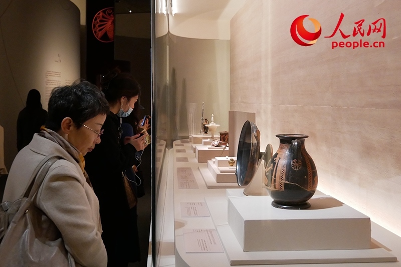 11月13日，觀眾正在國(guó)博參觀“美的多元——古希臘的藝術(shù)與生活”展。人民網(wǎng)記者 韋衍行攝