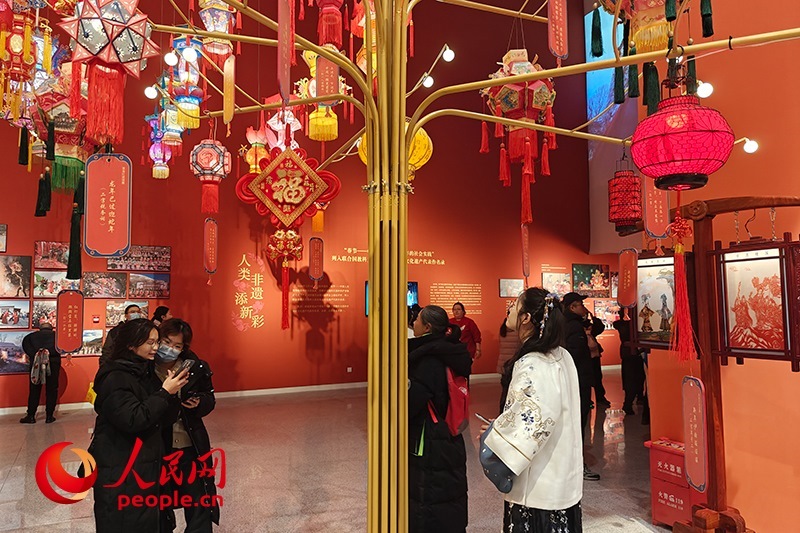 12月21日，觀眾正在參觀“過年——春節(jié)主題展”。人民網(wǎng)記者 韋衍行攝