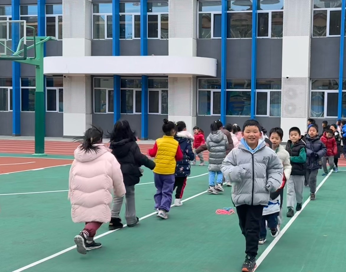 一年級(jí)的同學(xué)課間跑步 。學(xué)校供圖