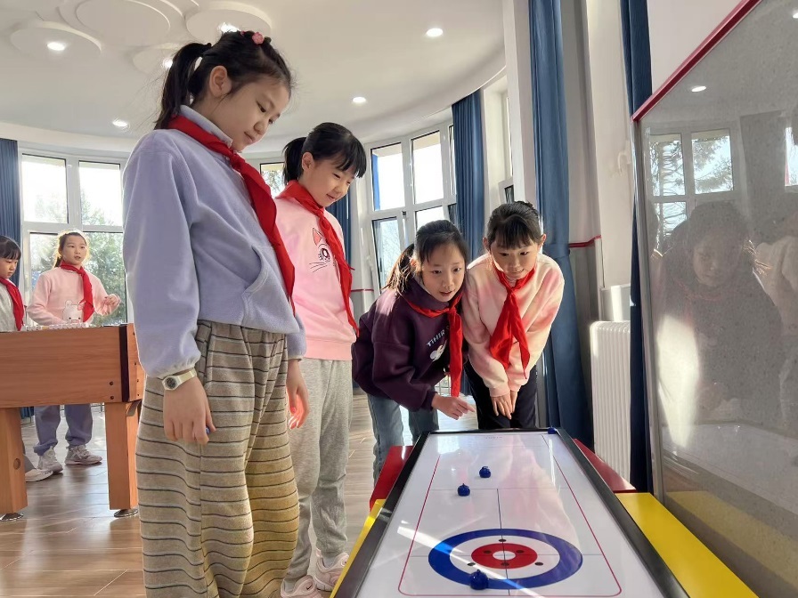 學(xué)生們?cè)谏傧汝?duì)大廳進(jìn)行課間活動(dòng)。人民網(wǎng) 白炅攝