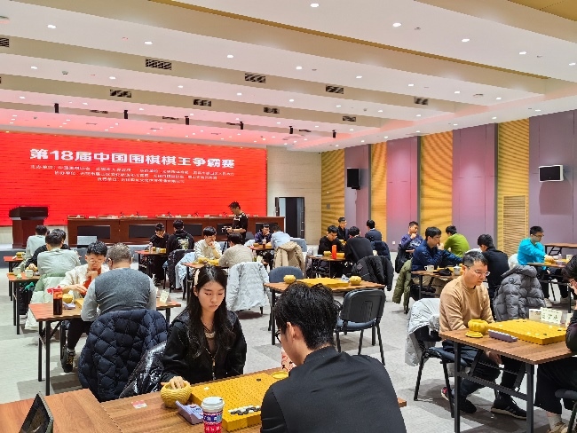 棋手在比賽中。人民網(wǎng)記者 李乃妍攝