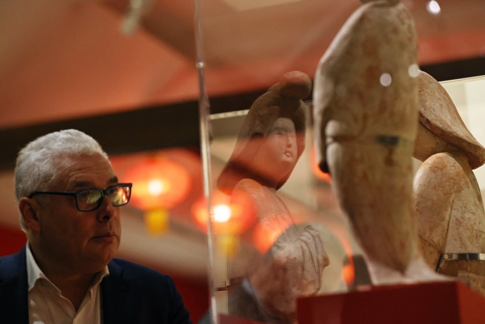 2024年11月18日，在位于法國巴黎的吉美國立亞洲藝術(shù)博物館，一名觀眾參觀“中國·唐——一個多元開放的朝代（7至10世紀）”展覽。新華社記者 高靜 攝