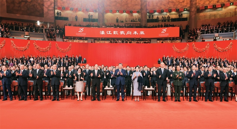 2024年12月19日晚，慶祝澳門回歸祖國(guó)25周年文藝晚會(huì)在澳門東亞運(yùn)動(dòng)會(huì)體育館舉行。中共中央總書記、國(guó)家主席、中央軍委主席習(xí)近平觀看演出。晚會(huì)最后，習(xí)近平同全場(chǎng)觀眾一起高唱《歌唱祖國(guó)》。 新華社記者 丁林/攝