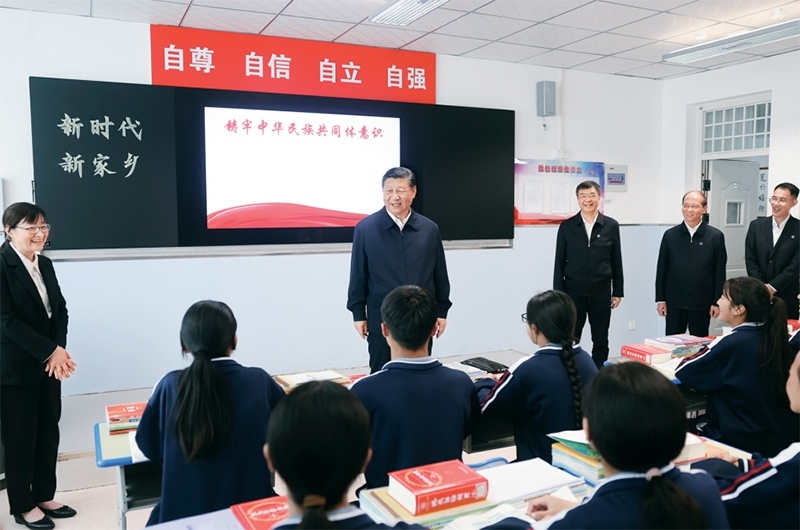 2024年6月18日至19日，中共中央總書記、國(guó)家主席、中央軍委主席習(xí)近平在青海考察。這是18日下午，習(xí)近平在果洛西寧民族中學(xué)高一（1）班觀摩“新時(shí)代、新家鄉(xiāng)”主題思政課。 新華社記者 鞠鵬/攝