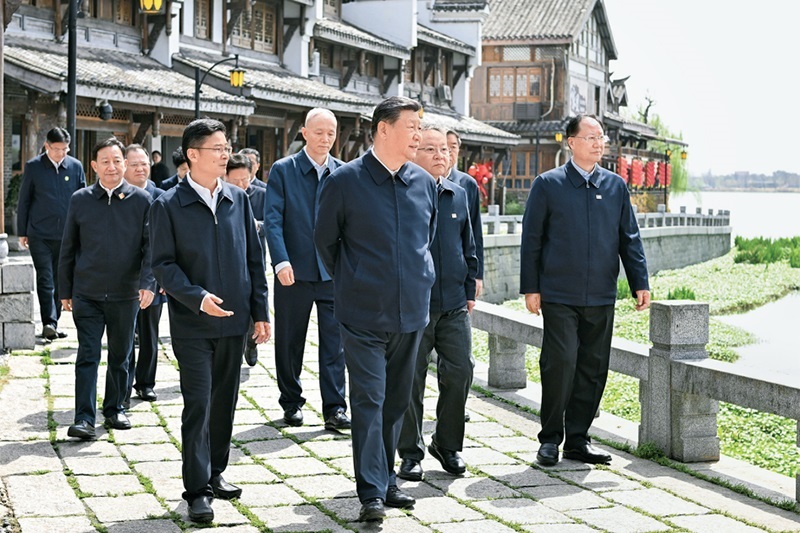 2024年3月18日至21日，中共中央總書記、國(guó)家主席、中央軍委主席習(xí)近平在湖南考察。這是19日上午，習(xí)近平在常德河街考察。 新華社記者 謝環(huán)馳/攝