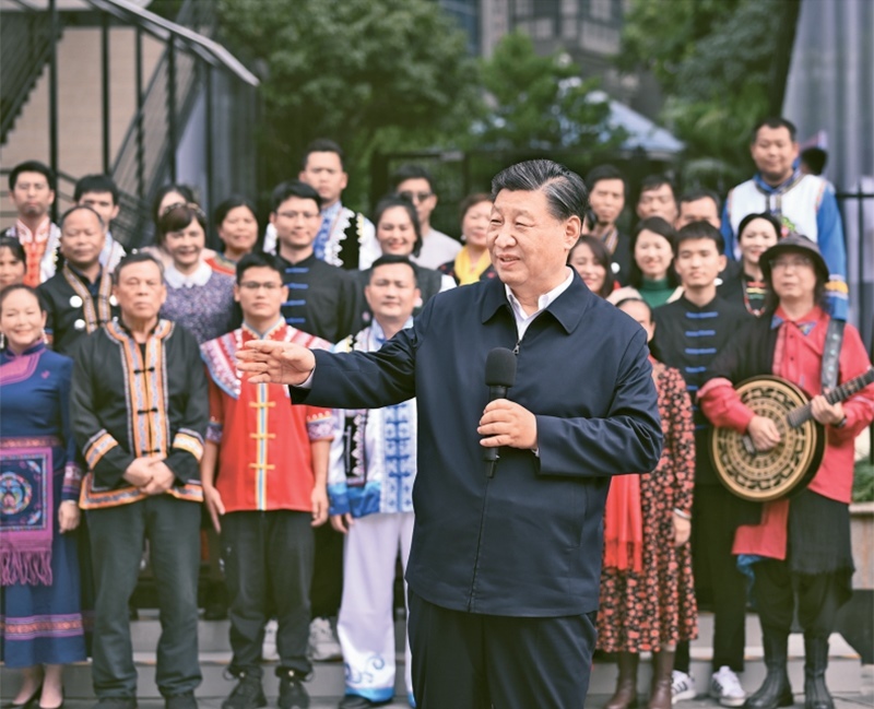 2023年12月14日至15日，中共中央總書記、國(guó)家主席、中央軍委主席習(xí)近平在廣西考察。這是14日上午，習(xí)近平在南寧市良慶區(qū)蟠龍社區(qū)考察時(shí)，同社區(qū)各族群眾親切交流。 新華社記者 燕雁/攝