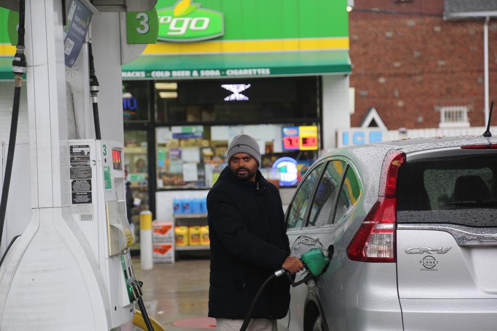 2024年12月11日，一名男子在美國紐約一處加油站加油。新華社記者劉亞南 攝