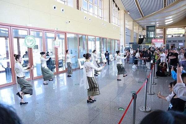 演員在中老鐵路瑯勃拉邦車站表演節(jié)目。蓬屏攝