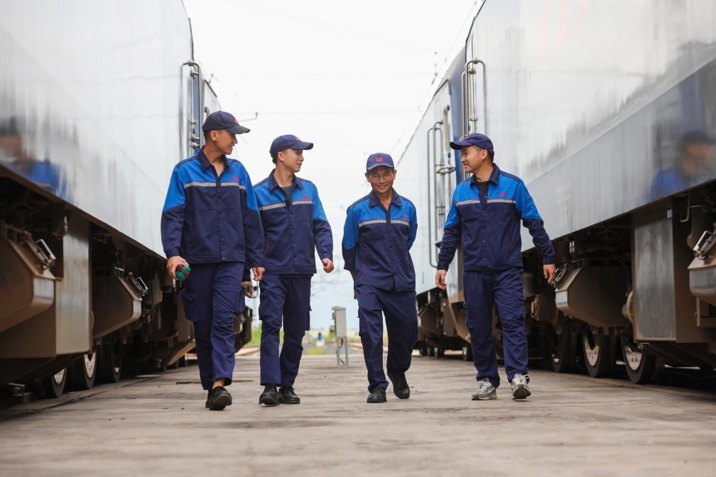 2024年9月9日，來自中國、老撾的師徒4人在中老鐵路萬象運營管理中心的機車檢修庫內(nèi)。新華社發(fā)（楊永全攝）