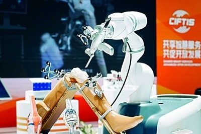 2024年中國(guó)國(guó)際服務(wù)貿(mào)易交易會(huì)上展出的人工智能骨科手術(shù)機(jī)器人。新華社發(fā)