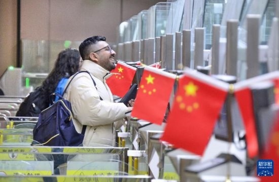 1月2日，國外旅客通過大興機場邊檢站入境。新華社記者 李欣 攝