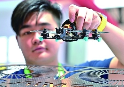 在首屆晉江科技成果轉(zhuǎn)化對(duì)接洽談會(huì)智能裝備展位，工作人員在展示無(wú)人機(jī)研究成果。新華社發(fā)