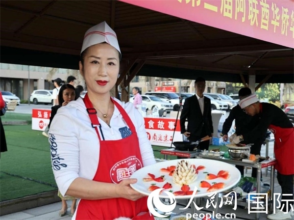 一名參賽選手展示冷盤(pán)“荷塘月色”。人民網(wǎng)記者 管克江攝