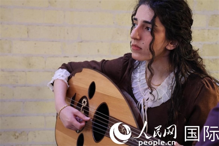 烏德琴女學(xué)員邁希恩。人民網(wǎng) 伊納斯·易卜拉欣攝