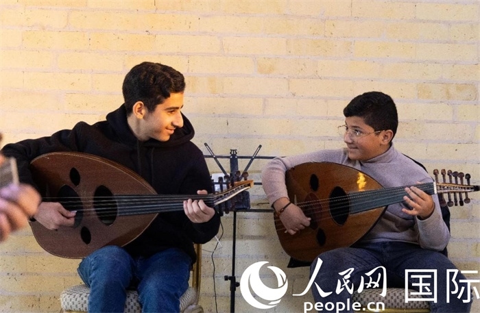 兩名年輕的烏德琴學(xué)員。人民網(wǎng) 伊納斯·易卜拉欣攝