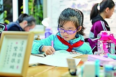 在河南洛陽市澗西區(qū)長安路街道長安路二社區(qū)共享自習(xí)室內(nèi)，孩子們在學(xué)習(xí)。李衛(wèi)超攝/光明圖片