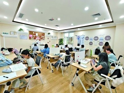 廣東深圳市龍崗區(qū)黨群服務(wù)中心開設(shè)的共享自習(xí)室一景。受訪者供圖