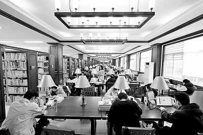 重慶大學(xué)圖書館，大學(xué)生們正在讀書學(xué)習(xí)。孫凱芳攝/光明圖片