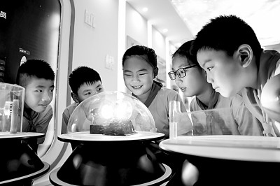 江西省南昌市青云客航天科創(chuàng)空間青少年科普館，孩子們?cè)谟^察光壓傳動(dòng)試驗(yàn)。鮑贛生攝/光明圖片