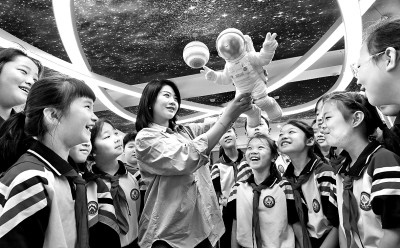 河北省邯鄲市邯山區(qū)實(shí)驗(yàn)小學(xué)老師向?qū)W生們介紹航空航天知識(shí)。郝群英攝/光明圖片