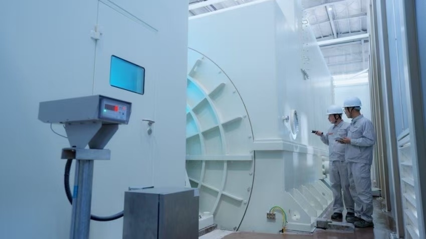 工作人員檢查300兆瓦壓氣儲能示范工程發(fā)電機。受訪者供圖