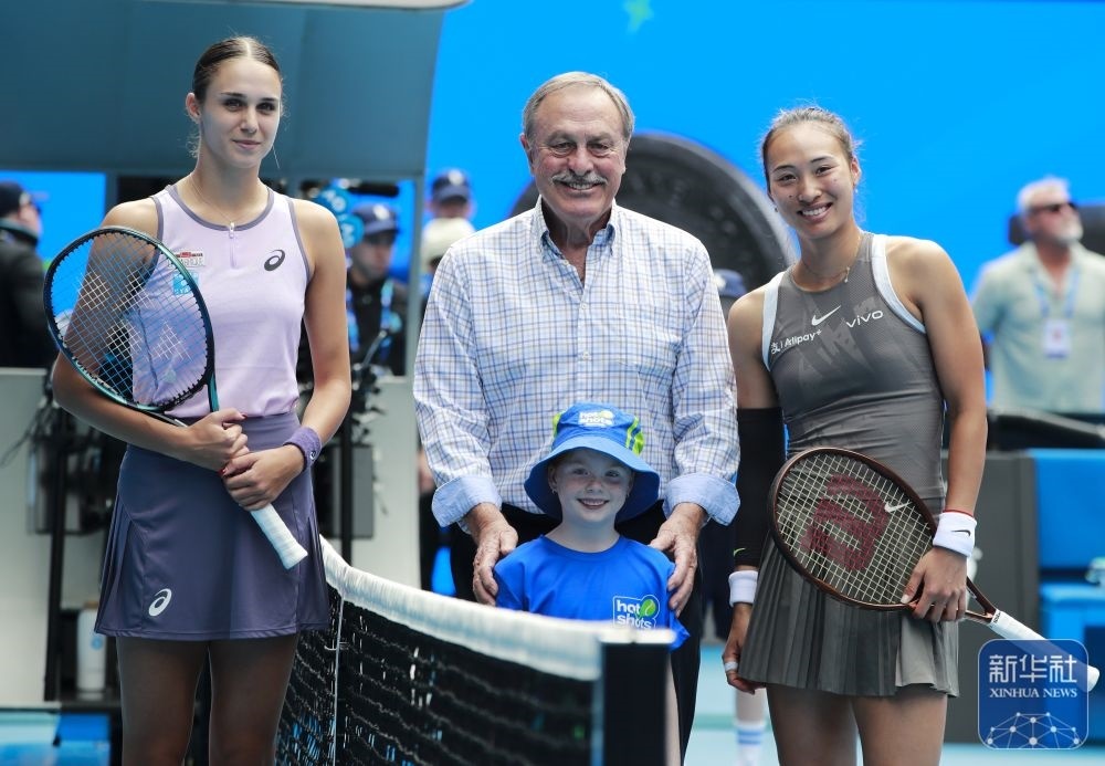 ↑鄭欽文（右）、托多尼（左）在比賽前與澳大利亞網(wǎng)球名將約翰·紐康姆合影。新華社記者 馬平 攝