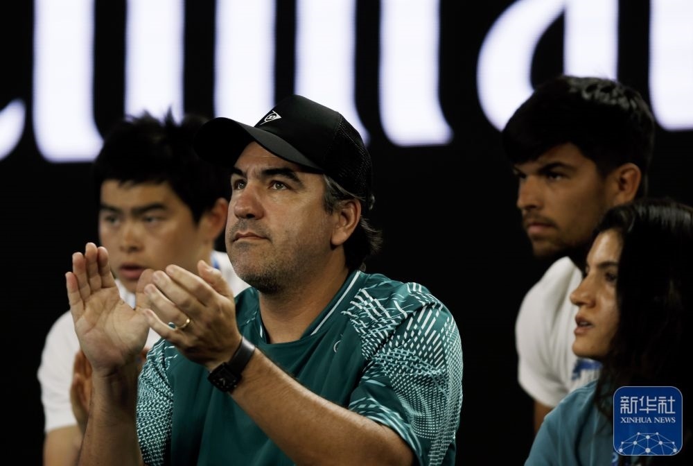 ↑鄭欽文的教練丹特·博蒂尼（中）在場(chǎng)邊觀賽。新華社記者 馬平 攝