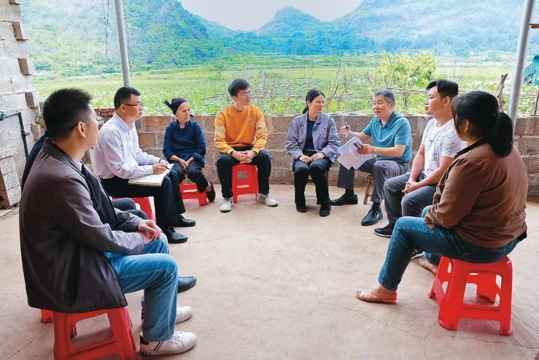 △法學(xué)會(huì)法律咨詢專家等入戶走訪、調(diào)解糾紛。