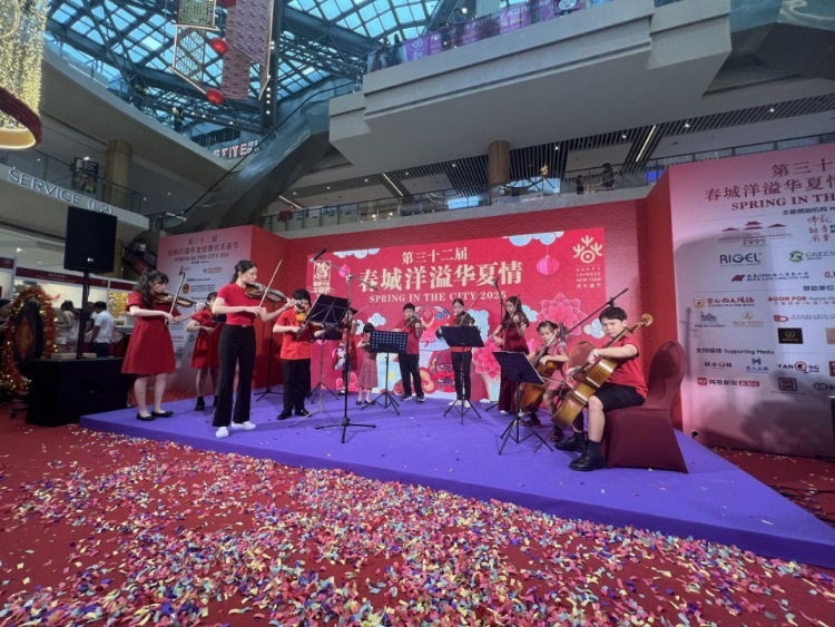 來自中國和新加坡的藝術(shù)團(tuán)體聯(lián)袂表演了歌舞、器樂、武術(shù)、雜技等多種形式的文藝節(jié)目?；顒又鬓k方供圖