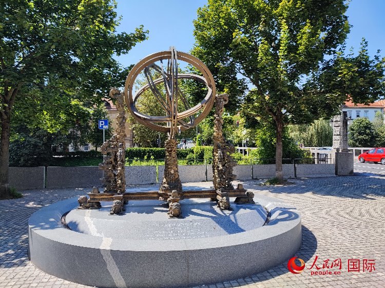 位于盧布爾雅那古城中心河畔的中斯友好紀(jì)念碑。人民網(wǎng)記者 謝亞宏攝