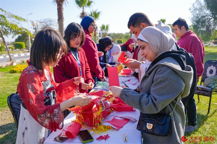 學(xué)生們踴躍參與中國文化體驗(yàn)活動(dòng)。人民網(wǎng) 塔里克·易卜拉欣攝