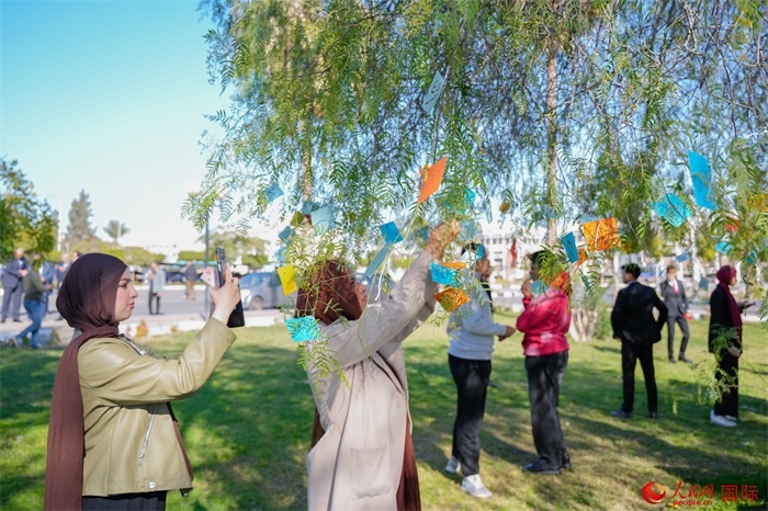 學(xué)生們踴躍參與中國文化體驗(yàn)活動(dòng)。人民網(wǎng) 塔里克·易卜拉欣攝