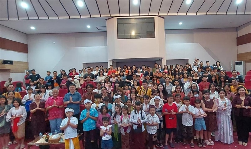 出席活動的師生與嘉賓合影。巴陵康孔子學院供圖