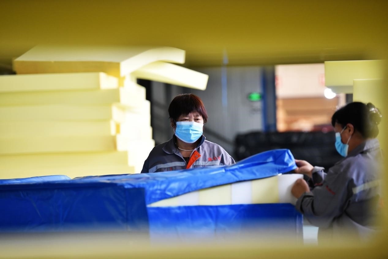 定州市某公司生產(chǎn)的短道速滑防護(hù)墊、速度滑冰防護(hù)墊、雪上防護(hù)墊等產(chǎn)品。白永民攝