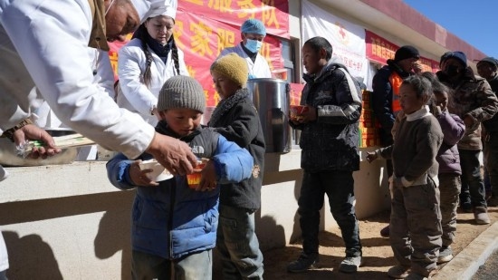 1月14日，廚師們正在給前來用餐的小朋友們打飯。新華社記者 邱星翔 攝