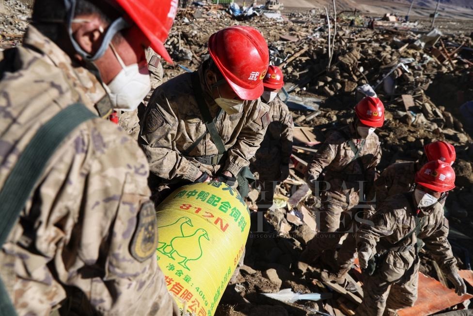1月10日，定日縣長所鄉(xiāng)古榮村，武警官兵幫助受災群眾整理廢墟，搶救被掩埋的物資。環(huán)球時報記者崔萌攝